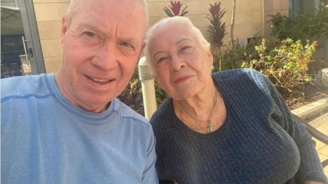 השר יואב גלנט יחד עם אמו פרומה
