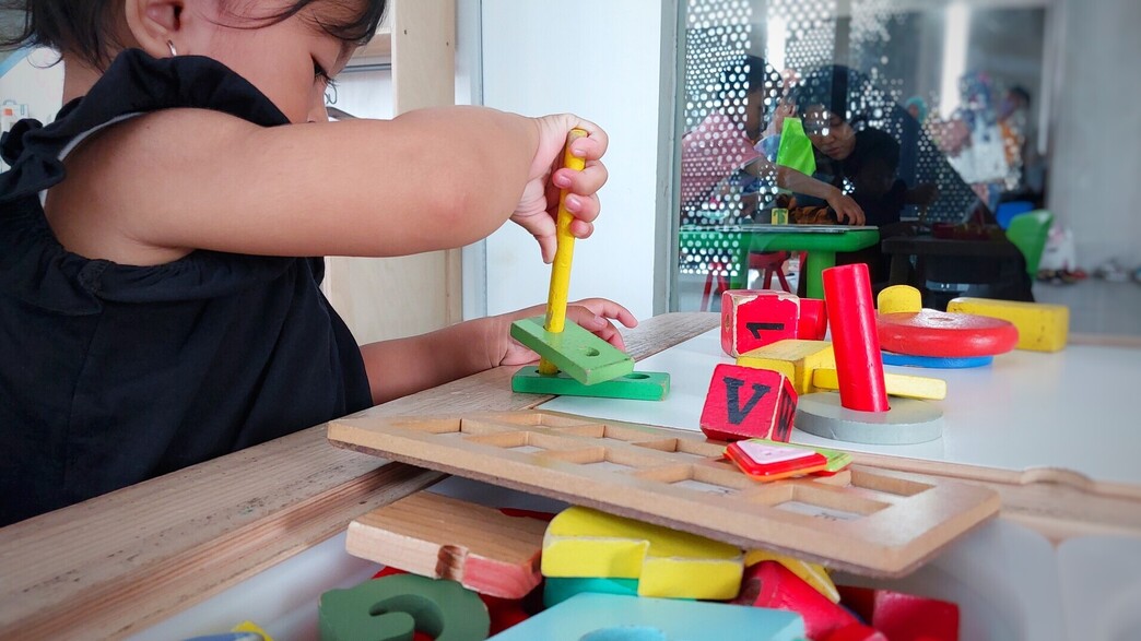 ילדה משחקת בצעצועי עץ ילדה משחקת בצעצועי עץ