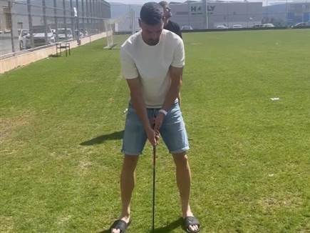שלומי אזולאי ומחבט הגולף (צילום: ספורט 5)