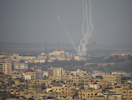 מבצע מגן וחץ ירי לעבר ישראל (צילום: AP)