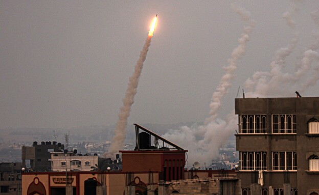 מבצע מגן וחץ - ירי לעבר ישראל (צילום: SAID KHATIB, AFP)