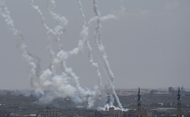 רקטות משוגרות מעזה לכיוון ישראל (צילום: AP)