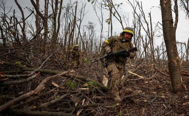 צבא אוקראינה בלחימה בעיר באחמוט (צילום: רויטרס)