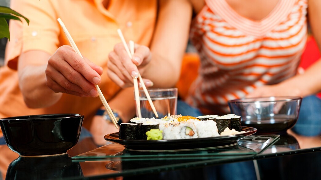 אוכלים סושי (צילום: שאטרסטוק)