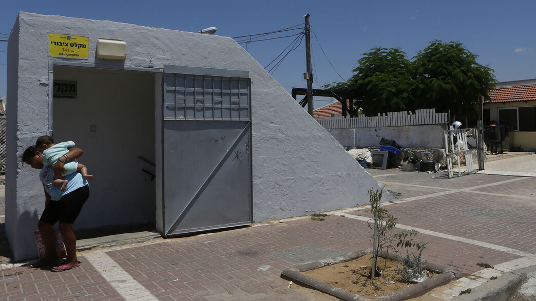 אנשים יוצאים ממרחב מוגן באשקלון