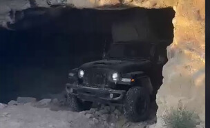 ג'יפים יוקרתיים מאותרים במערה בפזורה (צילום: דוברות המשטרה)