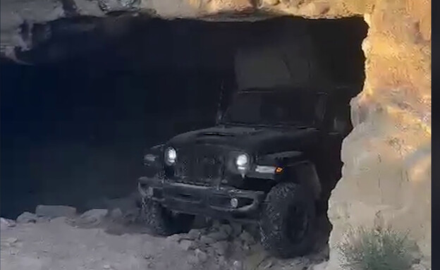 ג'יפים יוקרתיים מאותרים במערה בפזורה (צילום: דוברות המשטרה)
