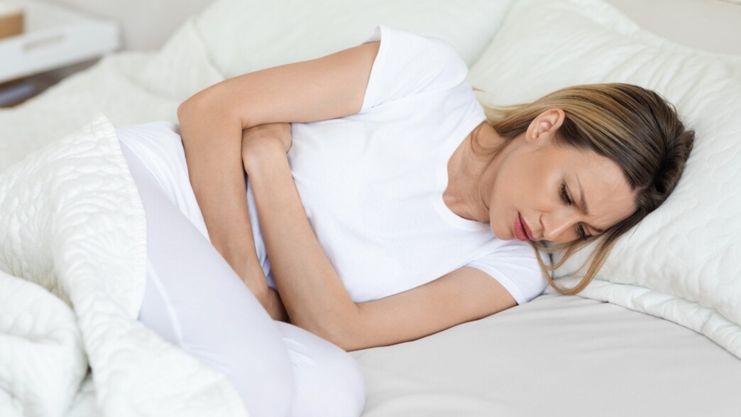 אישה סובלת מכאבי מחזור 