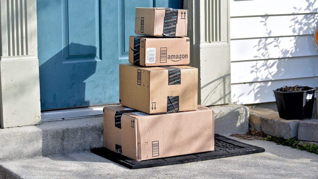 חבילות של אמזון על מפתן דלת בארצות הברית חבילות של אמזון על מפתן דלת בארצות הברית