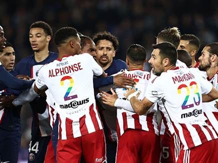 תקרית לא נעימה על הדשא (GETTY)