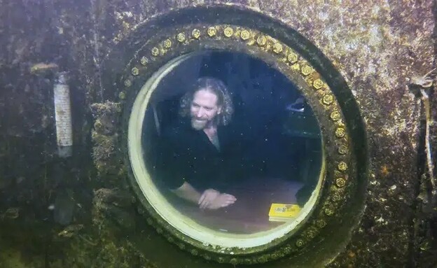 פרופסור ג'וזף דיטורי שחי מתחת למים (צילום: AP)