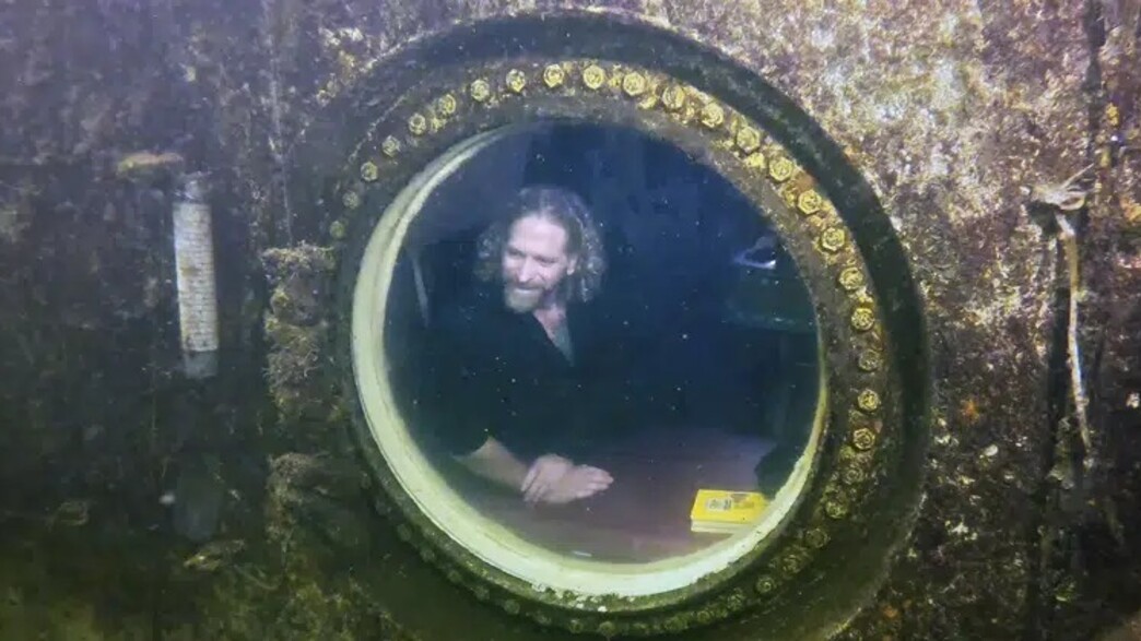 פרופסור ג'וזף דיטורי שחי מתחת למים