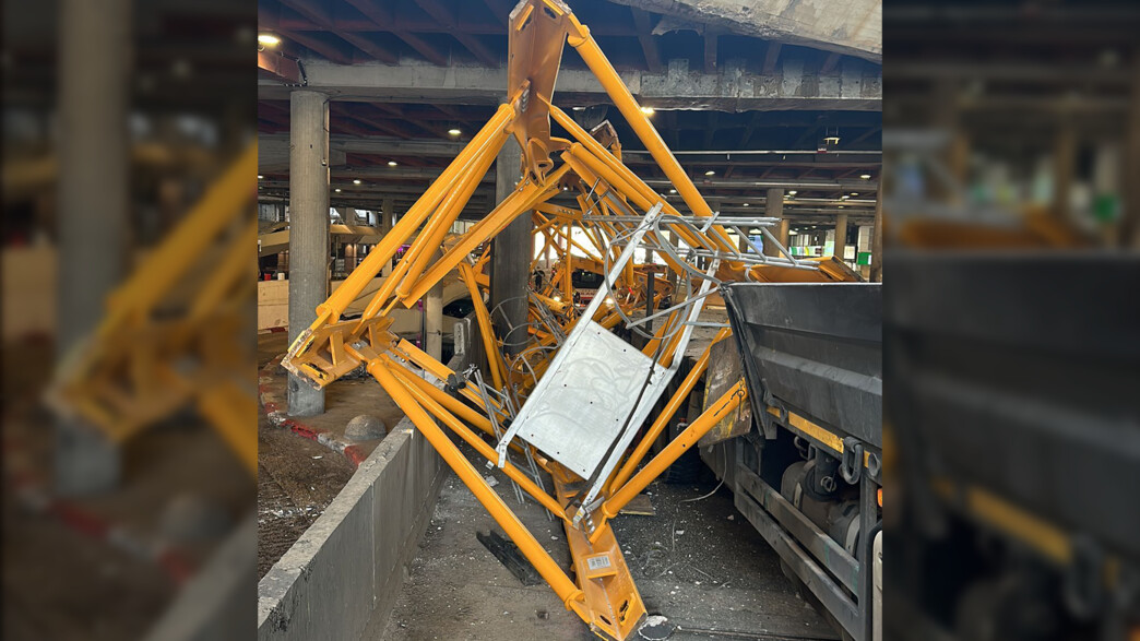 משאית ועליה מנוף שפגעה בגשר כיכר אתרים בת"א