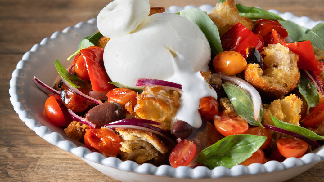 סלט פנצנלה עם ירקות קלויים ובוראטה