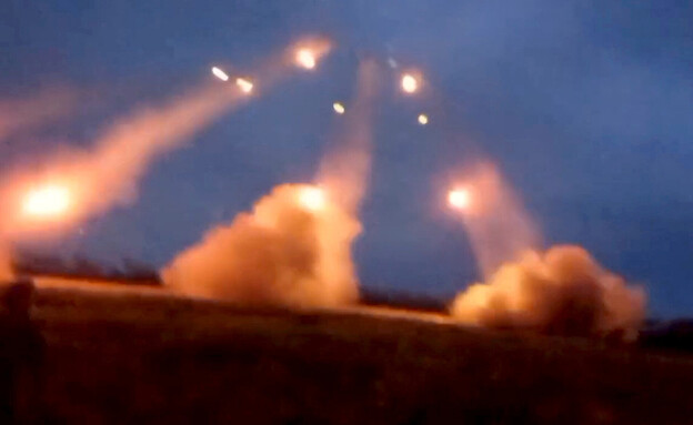 שיגור רקטות גראד של צבא אוקראינה בבאחמוט (צילום: רויטרס)