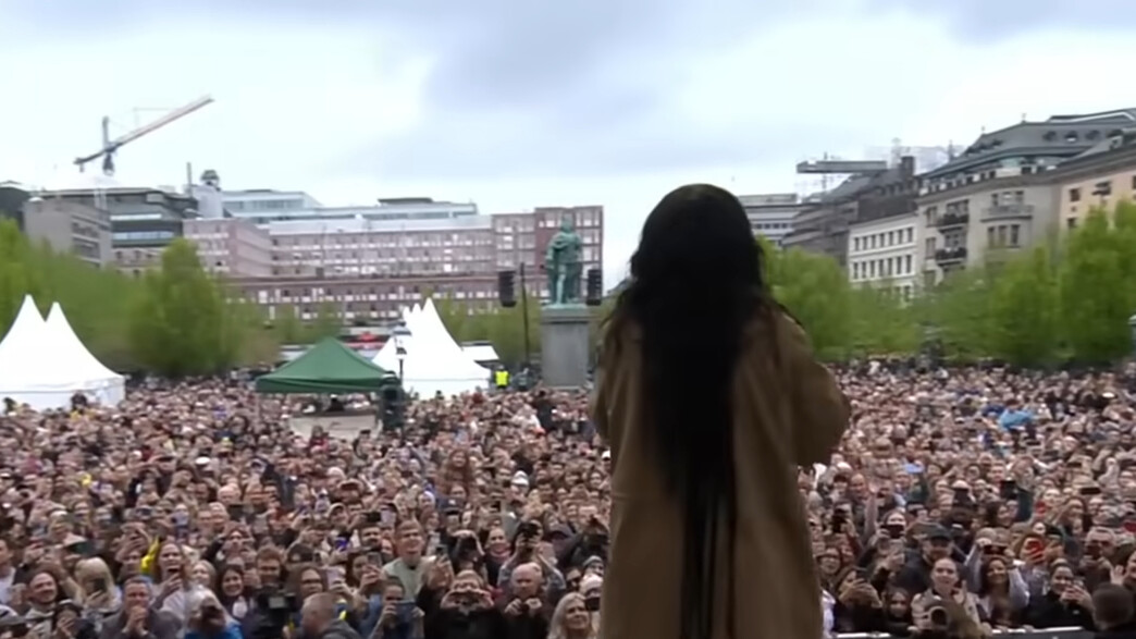 לורין מופיעה בשוודיה אחרי הניצחון (צילום: מתוך YouTube)
