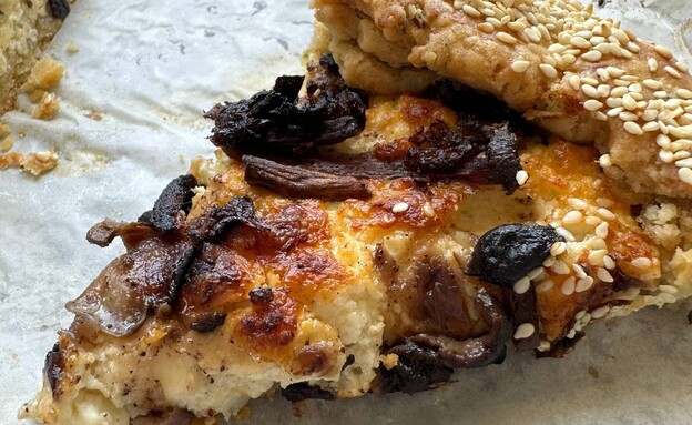 מאפה בצק פריך עם גבינות ופטריות (צילום: קרן אגם, mako אוכל)