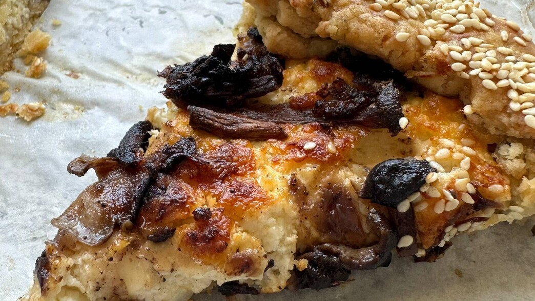 מאפה בצק פריך עם גבינות ופטריות