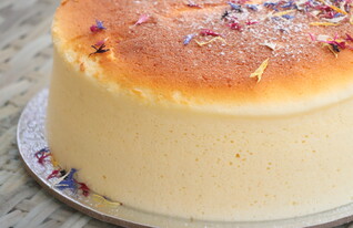 עוגת גבינה עם טיפים שמלמדים בסדנאות (צילום: רעות זומר, Cookstock חומרי גלם לבישול ואפייה)