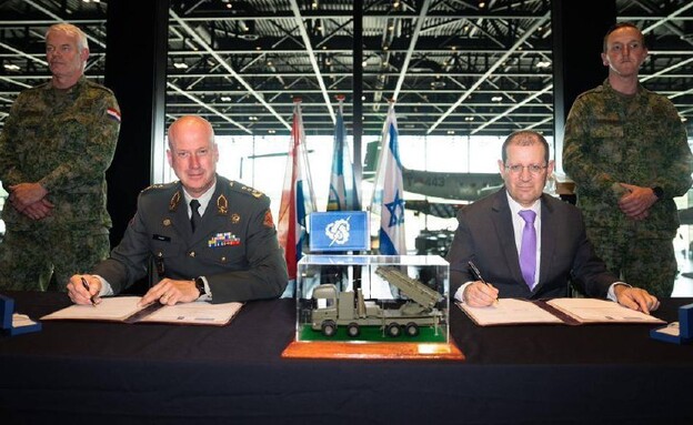 חתימת ההסכם (צילום: משרד ההגנה ההולנדי)