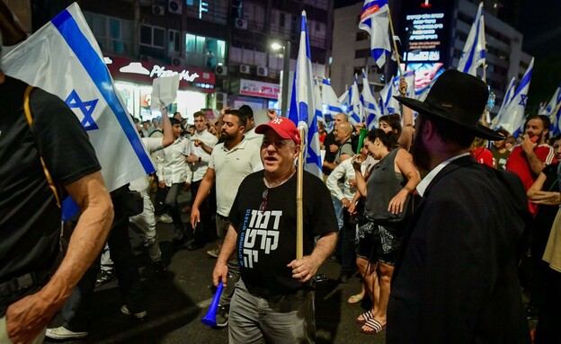 הפגנה נגד חברי הכנסת החרדים בבני ברק (צילום: אבשלום ששוני, פלאש 90)