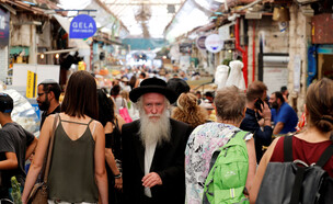 חרדי בשוק מחנה יהודה בירושלים (צילום: רויטרס)
