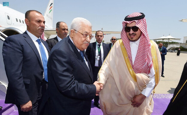 נשיא הרש"פ אבו מאזן מגיע לכינוס הליגה הערבית (צילום: רויטרס)