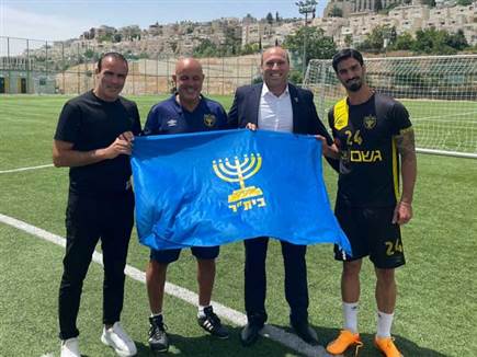 אנשי הקבוצה במפגש עם יגאל ברנד, מנכ"ל בית"ר העולמית (צילום: טנא תקשורת)