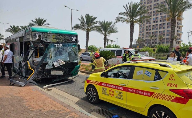 תאונת אוטובוס בחיפה (צילום: מד"א)