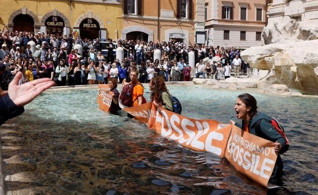 פעילי אקלים באתר פונטנה די טרווי ברומא (צילום: רויטרס)