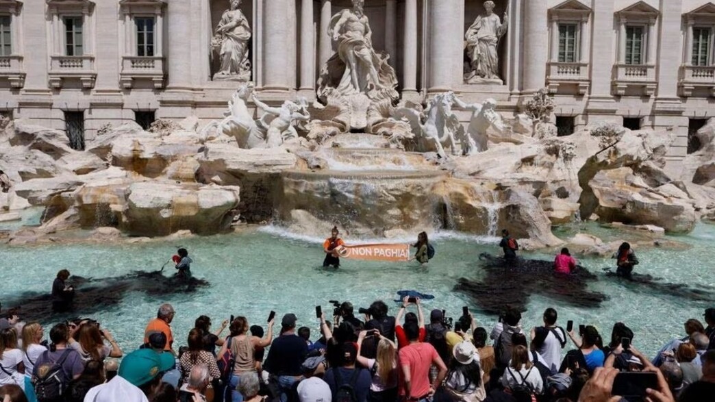 פעילי אקלים באתר פונטנה די טרווי ברומא פעילי אקלים באתר פונטנה די טרווי ברומא