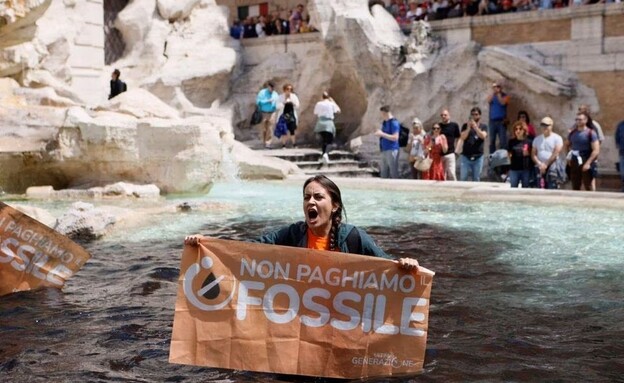 פעילי אקלים באתר פונטנה די טרווי ברומא (צילום: רויטרס)