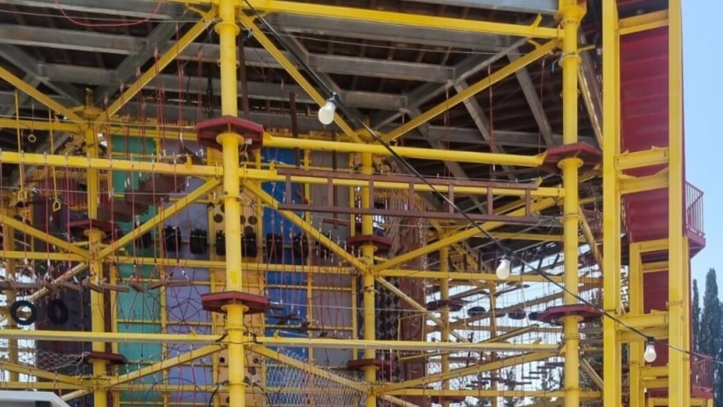 נערה נפלה מקיר טיפוס נערה נפלה מקיר טיפוס