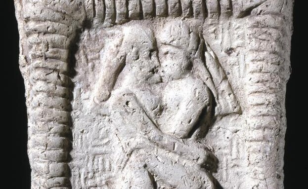 לוחית חימר שמראה זוג מתנשק בשנת 1800 לפני הספירה (צילום: The Trustees of the British Museum)