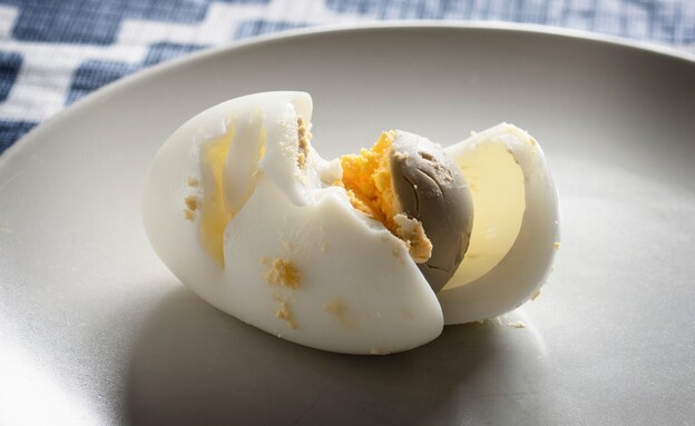 ביצה קשה עם חלמון אפרפר ירקרק (צילום: Audreycmk, ShutterStock)