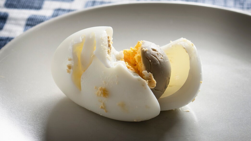 ביצה קשה עם חלמון אפרפר ירקרק (צילום: Audreycmk, ShutterStock)