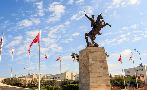 פסל אטאטורק צפון קפריסין (צילום: Sopotnicki, shutterstock)