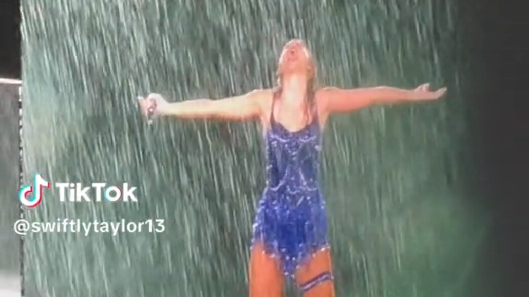טיילור סוויפט בגשם שוטף, 2023 (צילום: מתוך TikTok)
