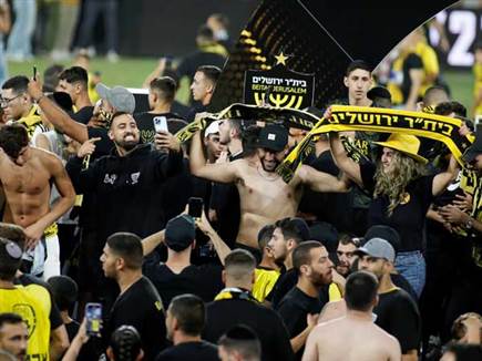 אוהדי בית&quot;ר ירושלים השתלטו על טקס ההנפה (אלן שיבר)