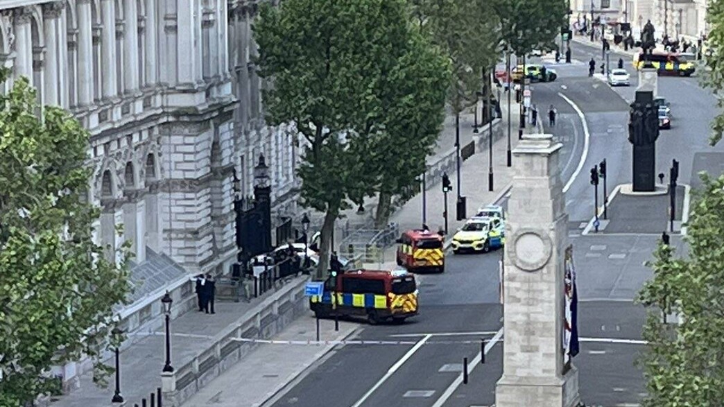 הרכב שהתנגש בשער של בית ברחוב דאונינג הרכב שהתנגש בשער של בית ברחוב דאונינג