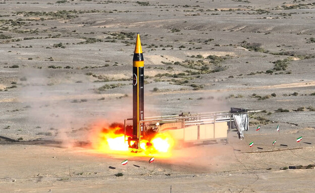 הטיל החדש שאיראן חשפה (צילום: reuters)