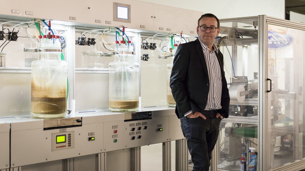 האמן דלואה עם מכונת ה'קלואקה' שיצר האמן דלואה עם מכונת ה'קלואקה' שיצר