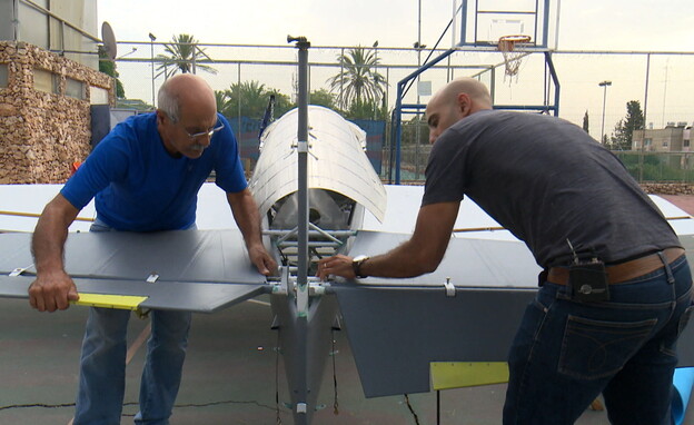 רואי ואלוף בן ענת בונים את המטוס (צילום: חדשות 12)