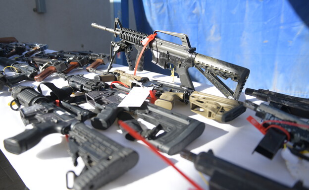 נשקים שנתפסו בזכות הסוכן המשטרתי הסמוי "ויטו" (צילום: דוברות המשטרה)