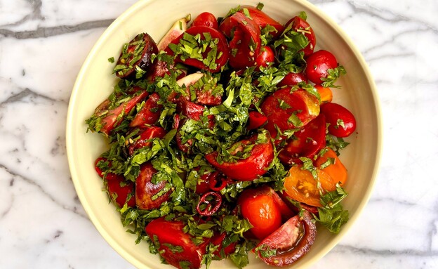 סלט עגבניות לקיץ (צילום: רותם ליברזון, mako אוכל)