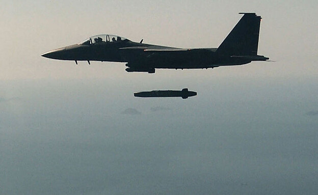 מטוס קרב משגר את טיל השיוט (צילום: South Korean Defense Ministry/Getty Images)