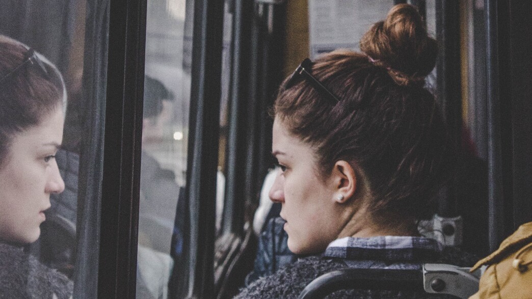 בחורה יושבת באוטובוס (אילוסטרציה: unsplash)