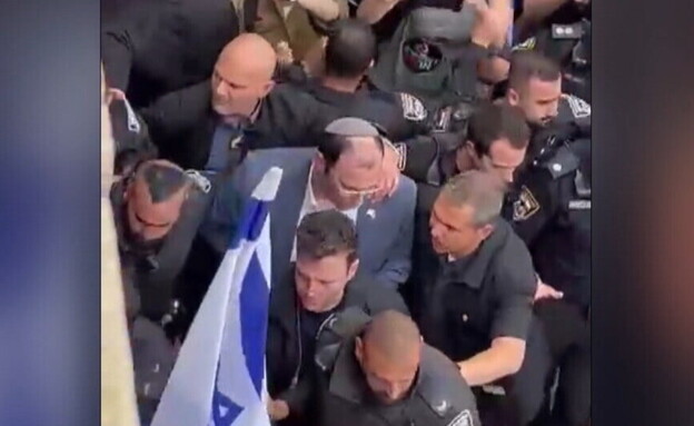 שמחה רוטמן יוצא מאוניברסיטת תל אביב מוקף בשוטרים (צילום: לפי סעיף 27 א')