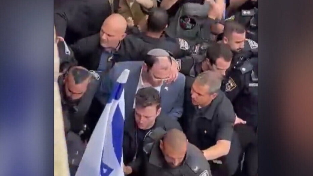 שמחה רוטמן יוצא מאוניברסיטת תל אביב מוקף בשוטרים (צילום: לפי סעיף 27 א')