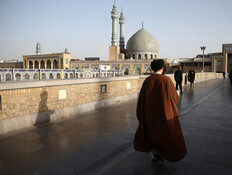 איש דת הולך סמוך למסגד בעיר קום שבאיראן (צילום: רויטרס)